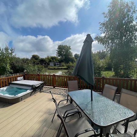 Luxury Lakeside Lodge L1 With Hot Tub Situated At Tattershall Lakes Country Park Екстер'єр фото