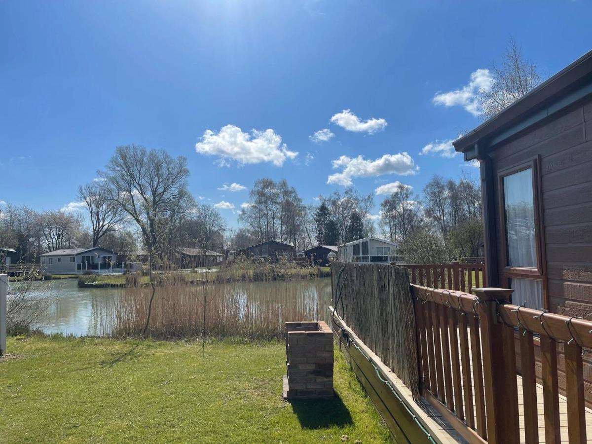Luxury Lakeside Lodge L1 With Hot Tub Situated At Tattershall Lakes Country Park Екстер'єр фото
