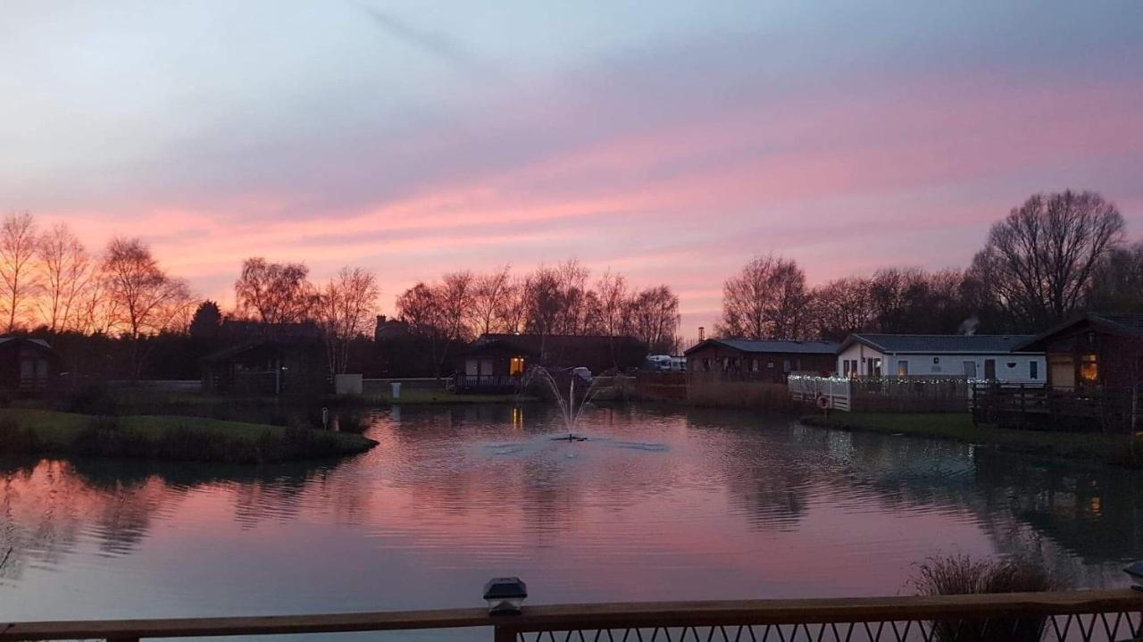 Luxury Lakeside Lodge L1 With Hot Tub Situated At Tattershall Lakes Country Park Екстер'єр фото