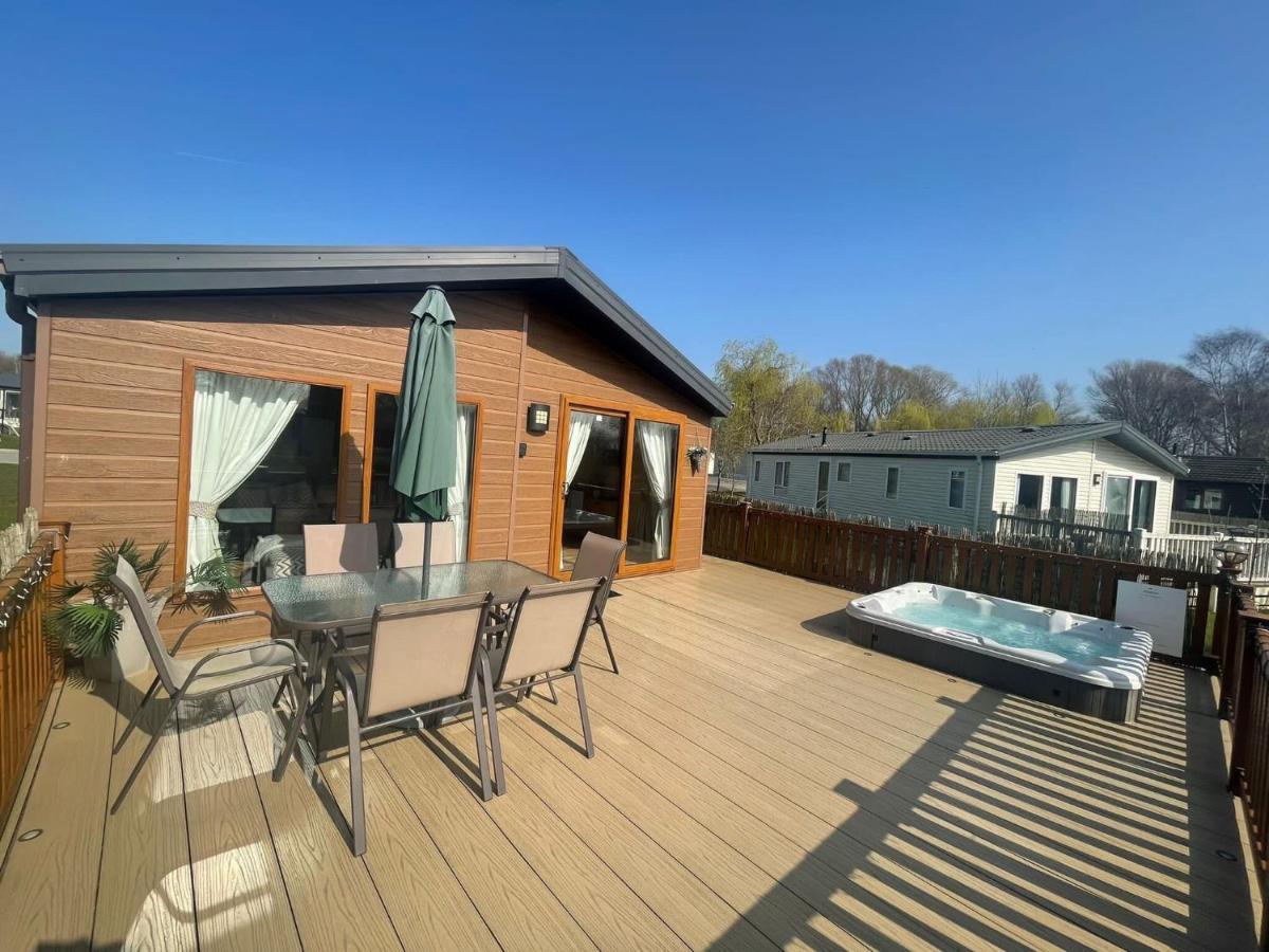 Luxury Lakeside Lodge L1 With Hot Tub Situated At Tattershall Lakes Country Park Екстер'єр фото