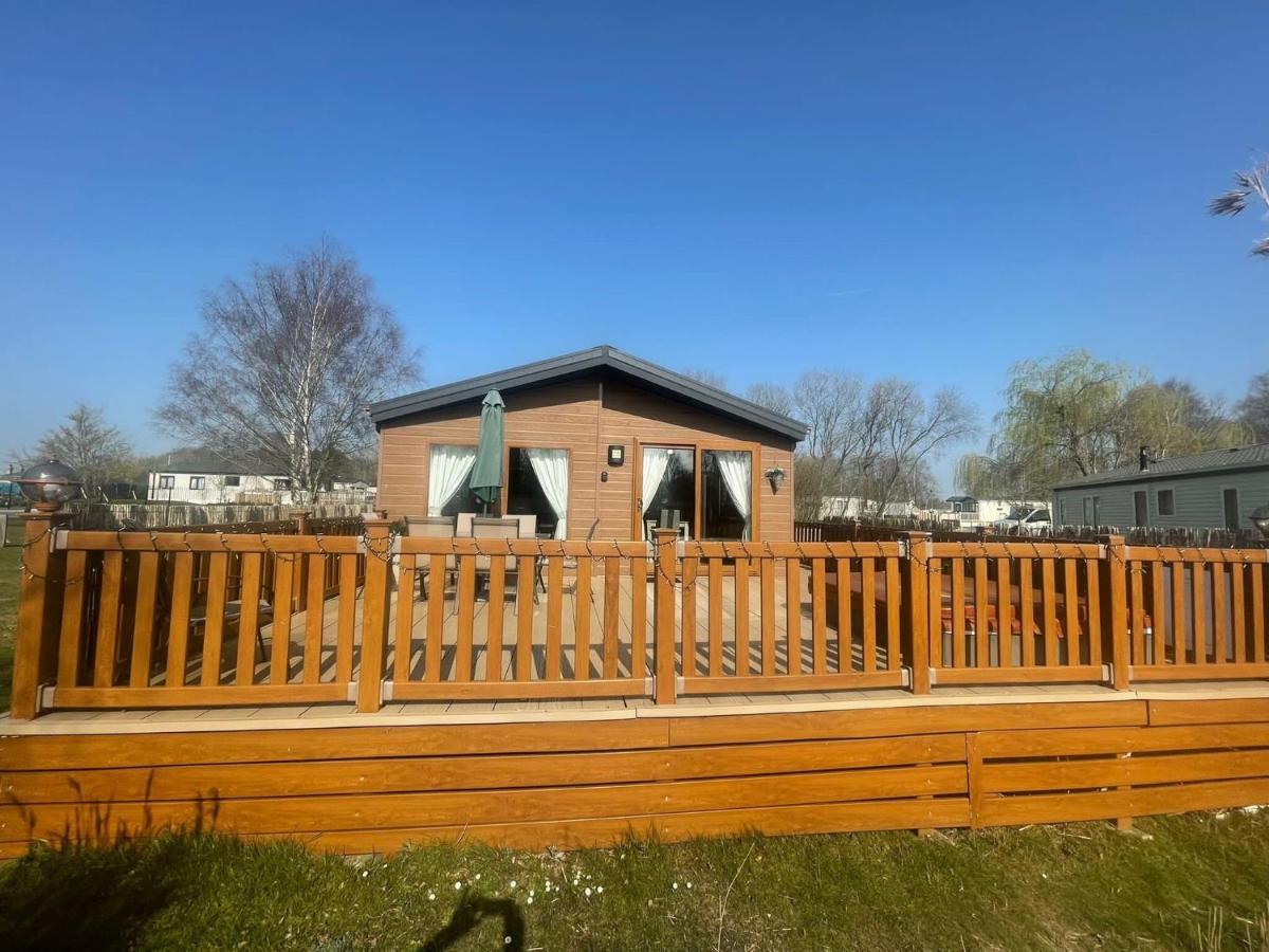 Luxury Lakeside Lodge L1 With Hot Tub Situated At Tattershall Lakes Country Park Екстер'єр фото