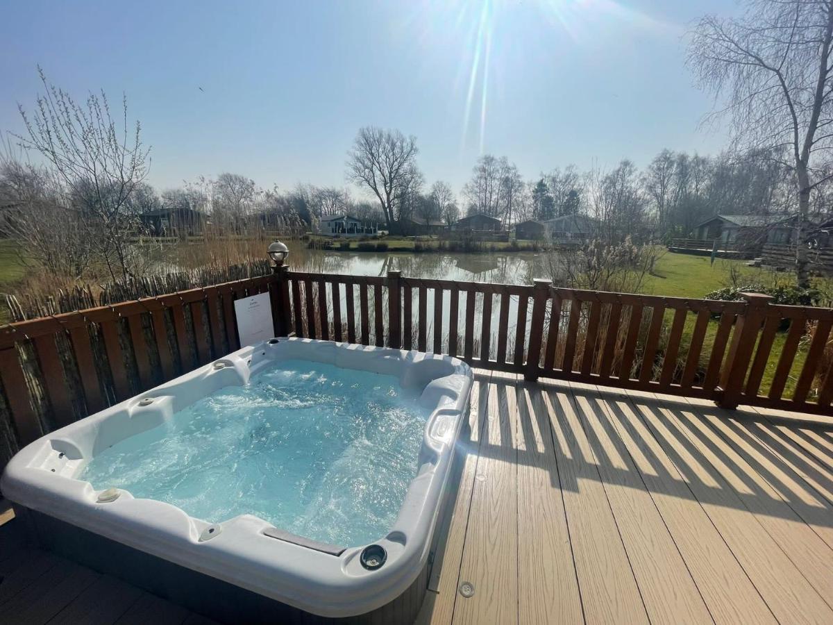 Luxury Lakeside Lodge L1 With Hot Tub Situated At Tattershall Lakes Country Park Екстер'єр фото