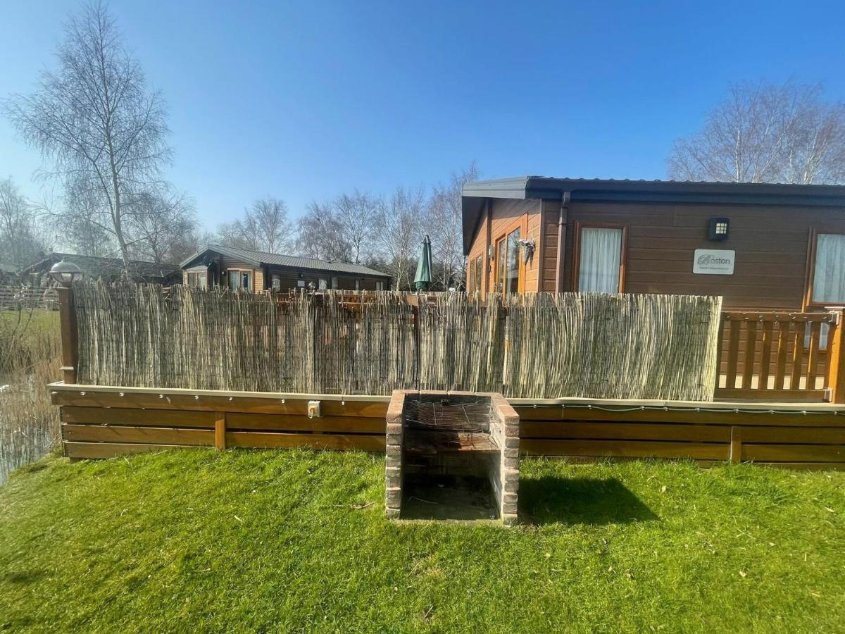 Luxury Lakeside Lodge L1 With Hot Tub Situated At Tattershall Lakes Country Park Екстер'єр фото