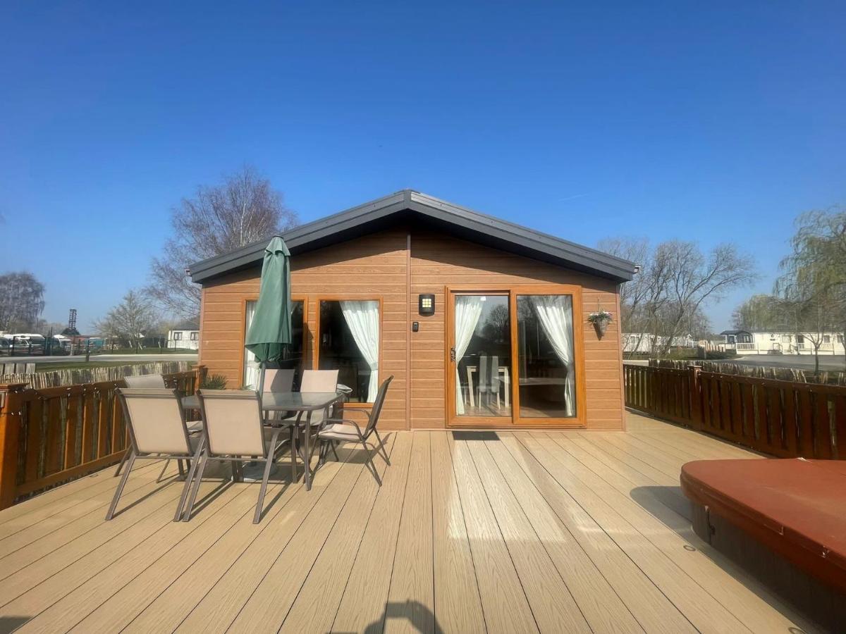 Luxury Lakeside Lodge L1 With Hot Tub Situated At Tattershall Lakes Country Park Екстер'єр фото