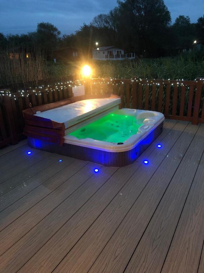 Luxury Lakeside Lodge L1 With Hot Tub Situated At Tattershall Lakes Country Park Екстер'єр фото