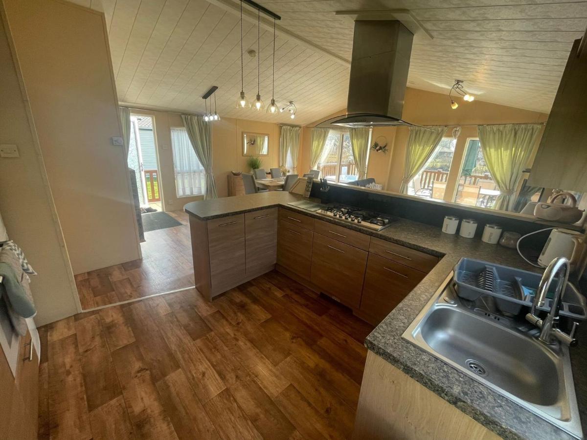 Luxury Lakeside Lodge L1 With Hot Tub Situated At Tattershall Lakes Country Park Екстер'єр фото