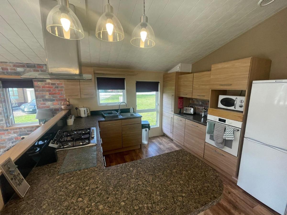 Luxury Lakeside Lodge L1 With Hot Tub Situated At Tattershall Lakes Country Park Екстер'єр фото