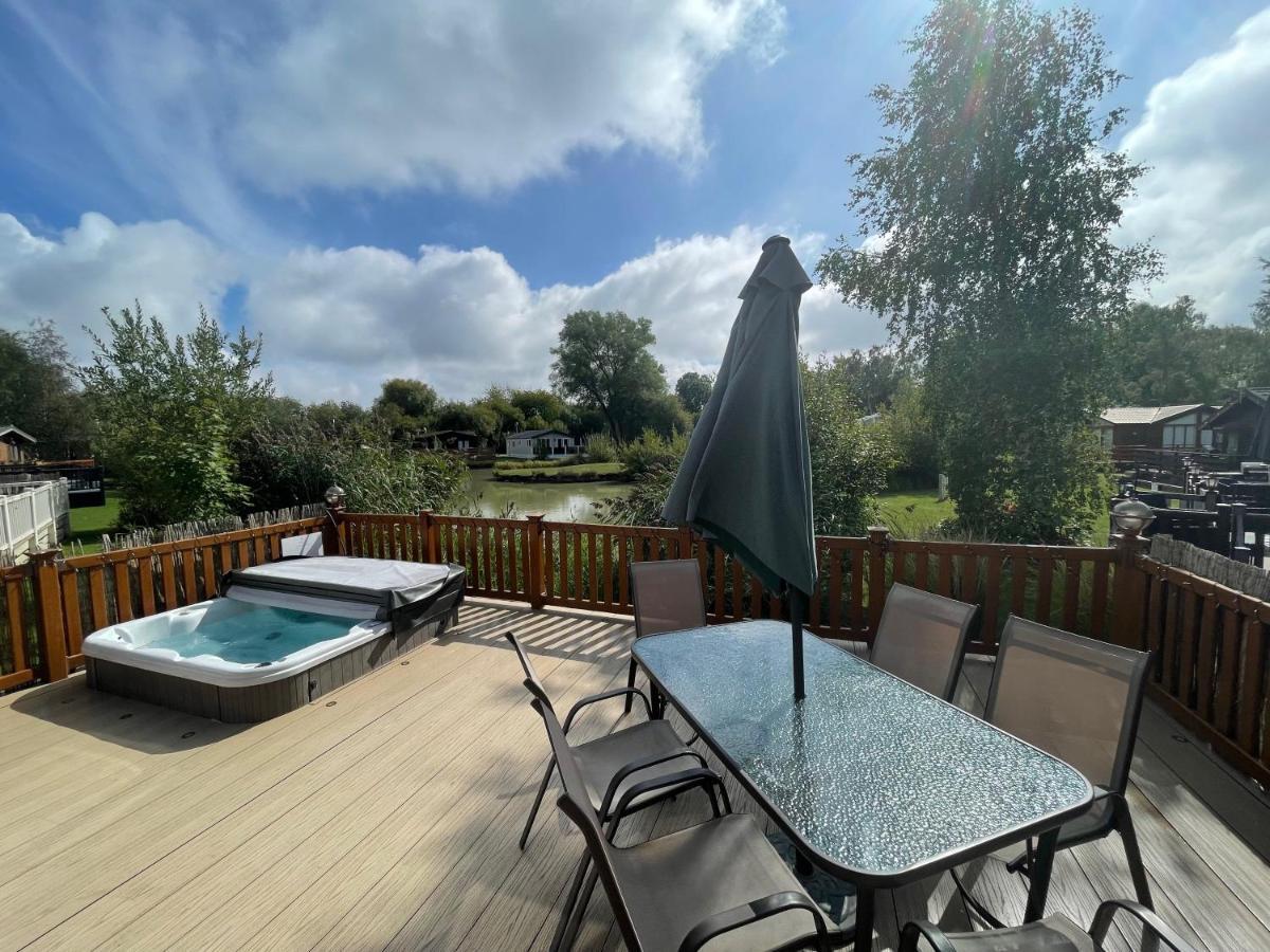 Luxury Lakeside Lodge L1 With Hot Tub Situated At Tattershall Lakes Country Park Екстер'єр фото