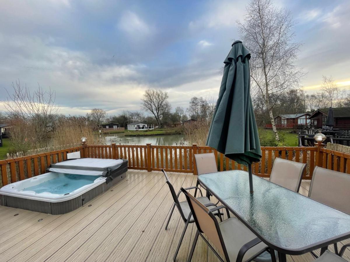Luxury Lakeside Lodge L1 With Hot Tub Situated At Tattershall Lakes Country Park Екстер'єр фото