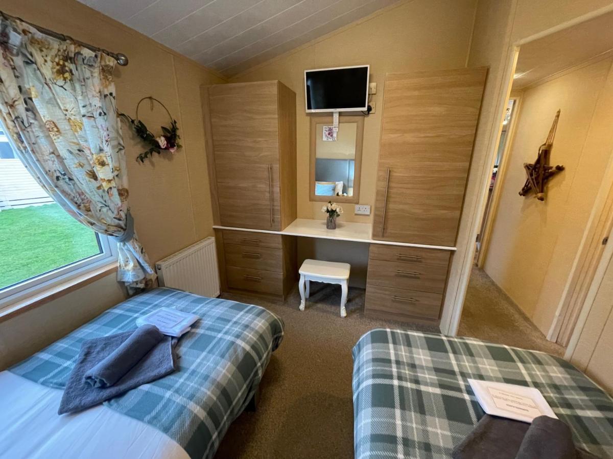 Luxury Lakeside Lodge L1 With Hot Tub Situated At Tattershall Lakes Country Park Екстер'єр фото