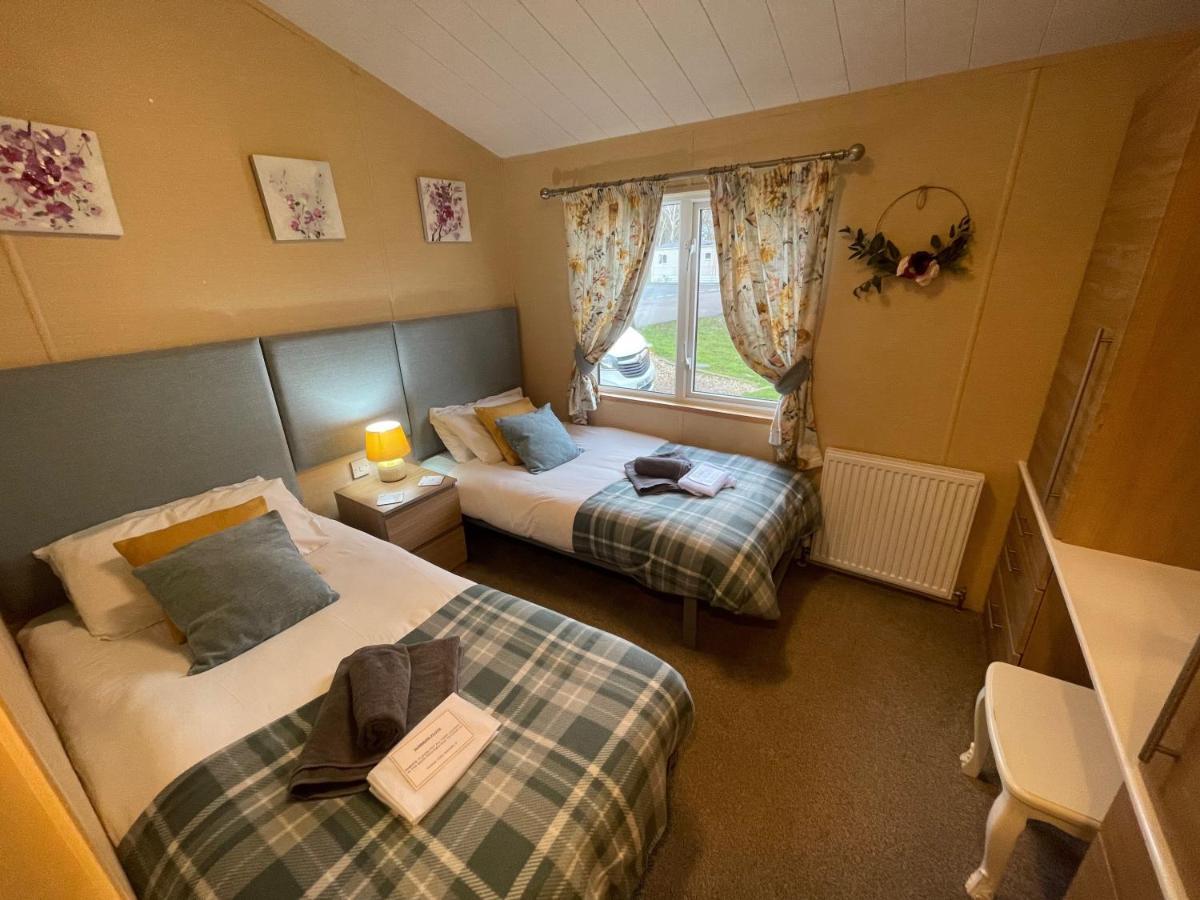 Luxury Lakeside Lodge L1 With Hot Tub Situated At Tattershall Lakes Country Park Екстер'єр фото