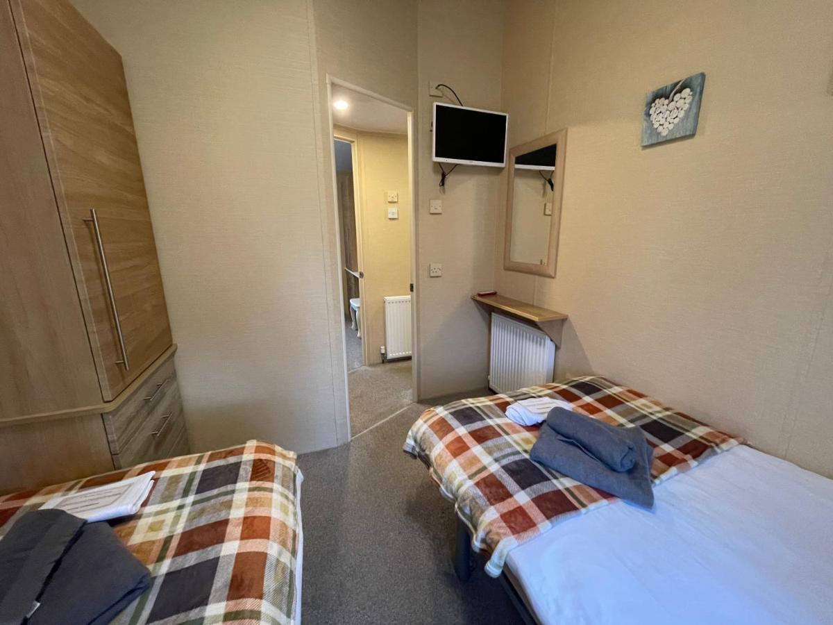 Luxury Lakeside Lodge L1 With Hot Tub Situated At Tattershall Lakes Country Park Екстер'єр фото
