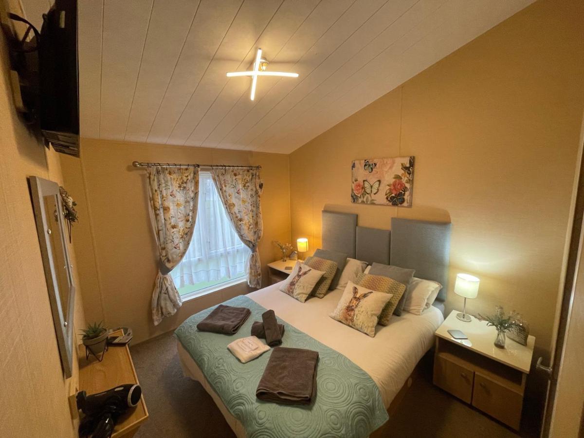Luxury Lakeside Lodge L1 With Hot Tub Situated At Tattershall Lakes Country Park Екстер'єр фото