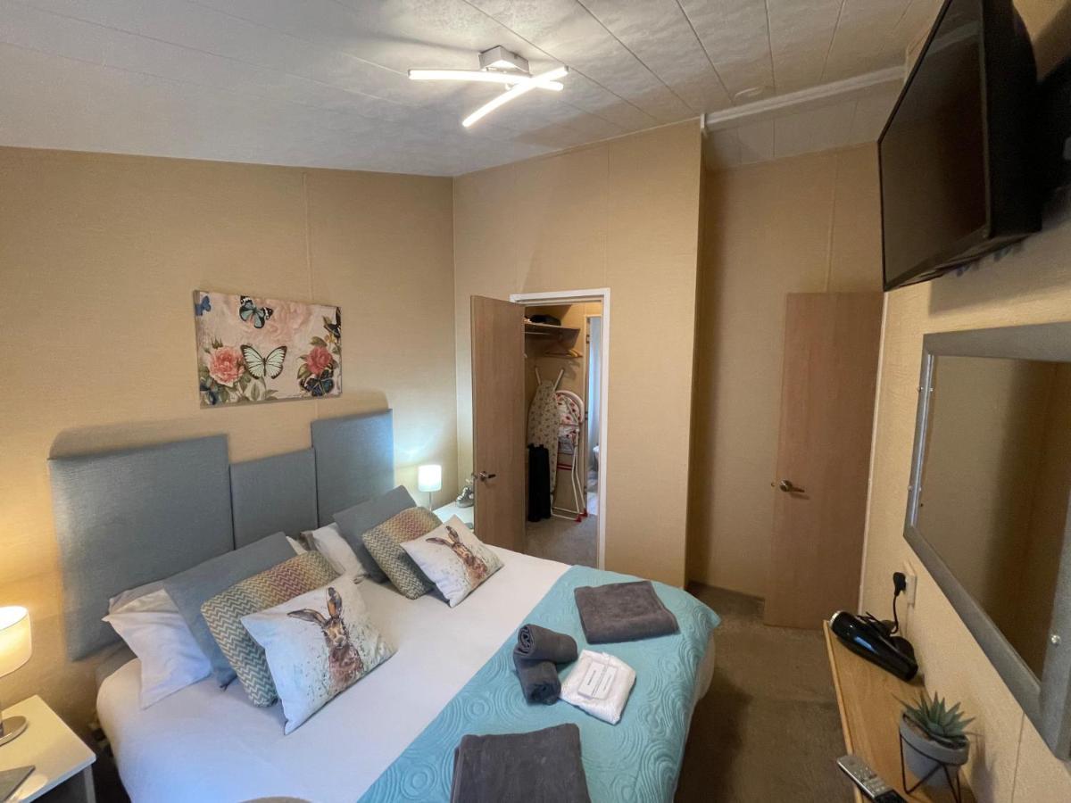 Luxury Lakeside Lodge L1 With Hot Tub Situated At Tattershall Lakes Country Park Екстер'єр фото
