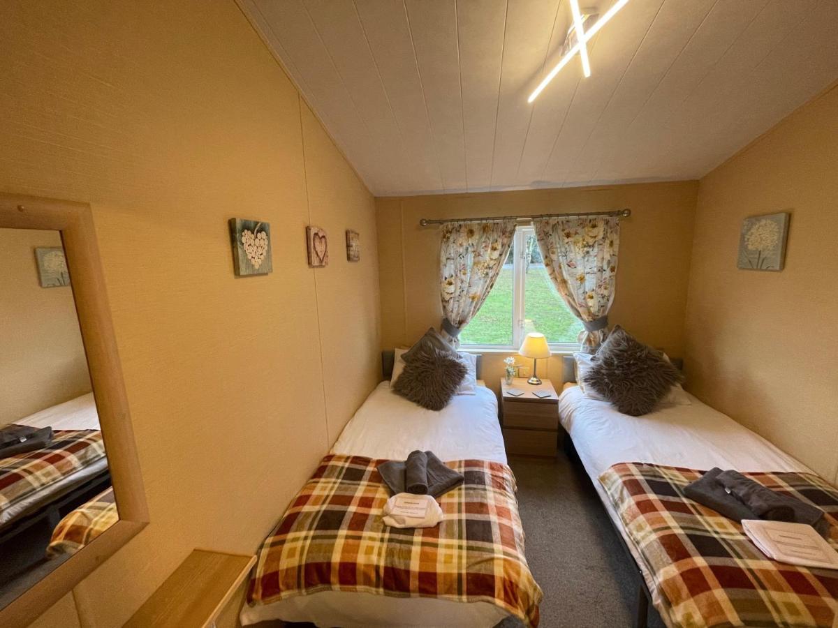 Luxury Lakeside Lodge L1 With Hot Tub Situated At Tattershall Lakes Country Park Екстер'єр фото