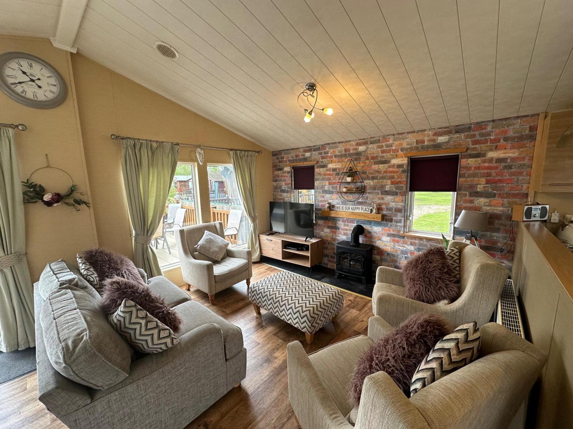 Luxury Lakeside Lodge L1 With Hot Tub Situated At Tattershall Lakes Country Park Екстер'єр фото