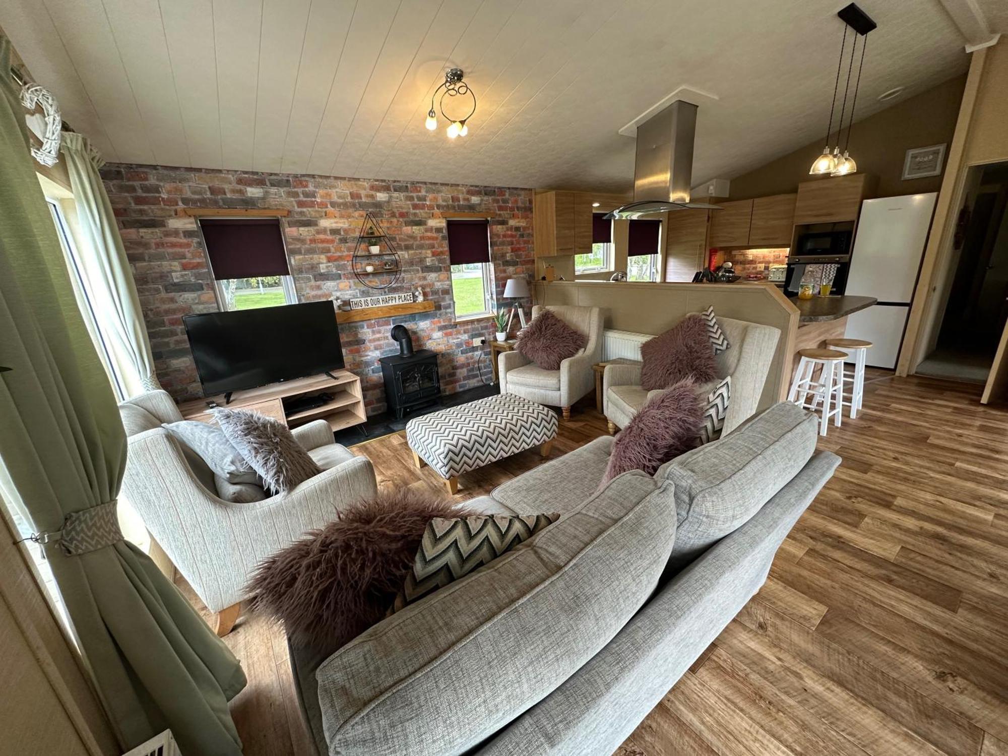 Luxury Lakeside Lodge L1 With Hot Tub Situated At Tattershall Lakes Country Park Екстер'єр фото
