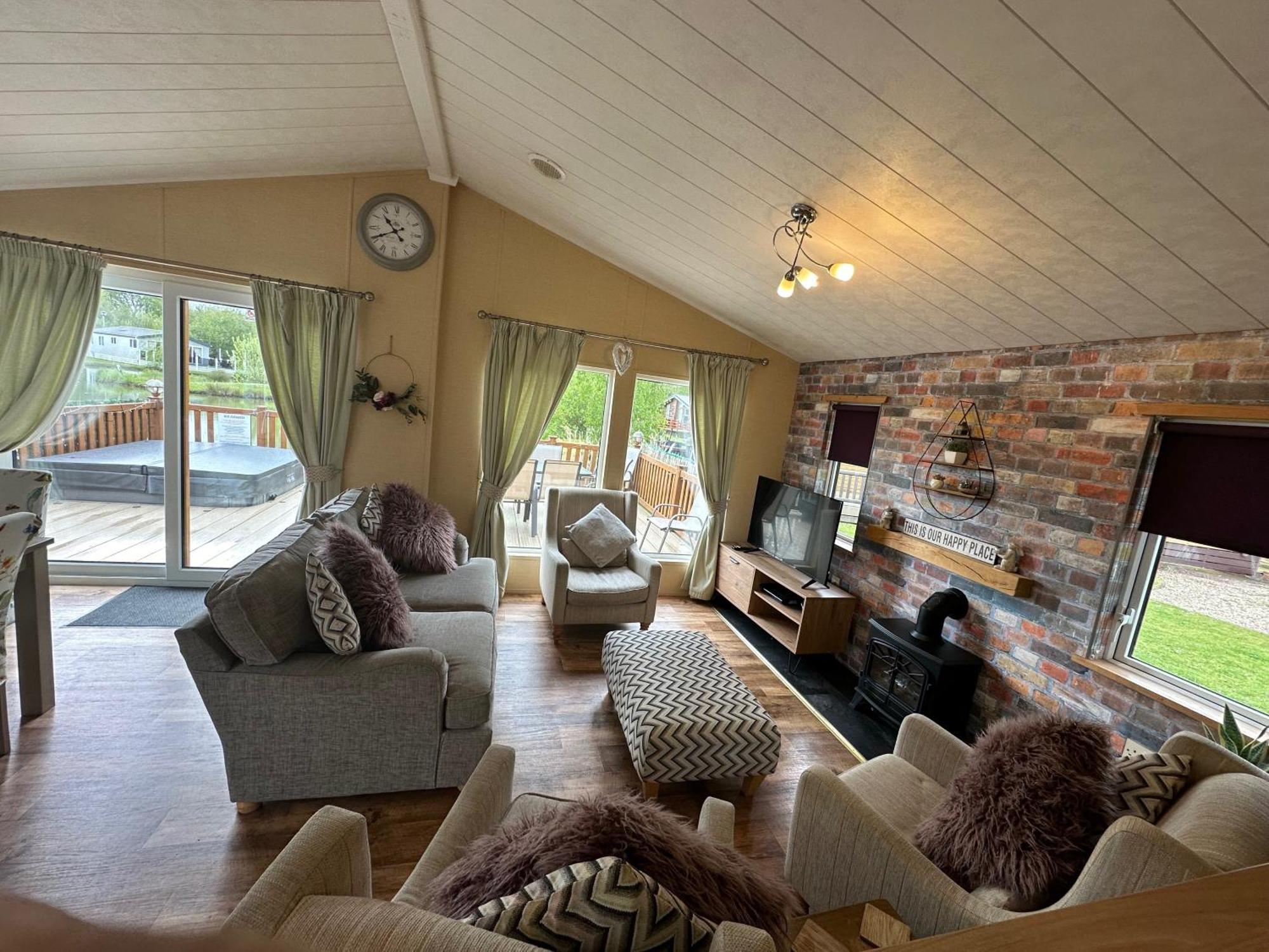 Luxury Lakeside Lodge L1 With Hot Tub Situated At Tattershall Lakes Country Park Екстер'єр фото